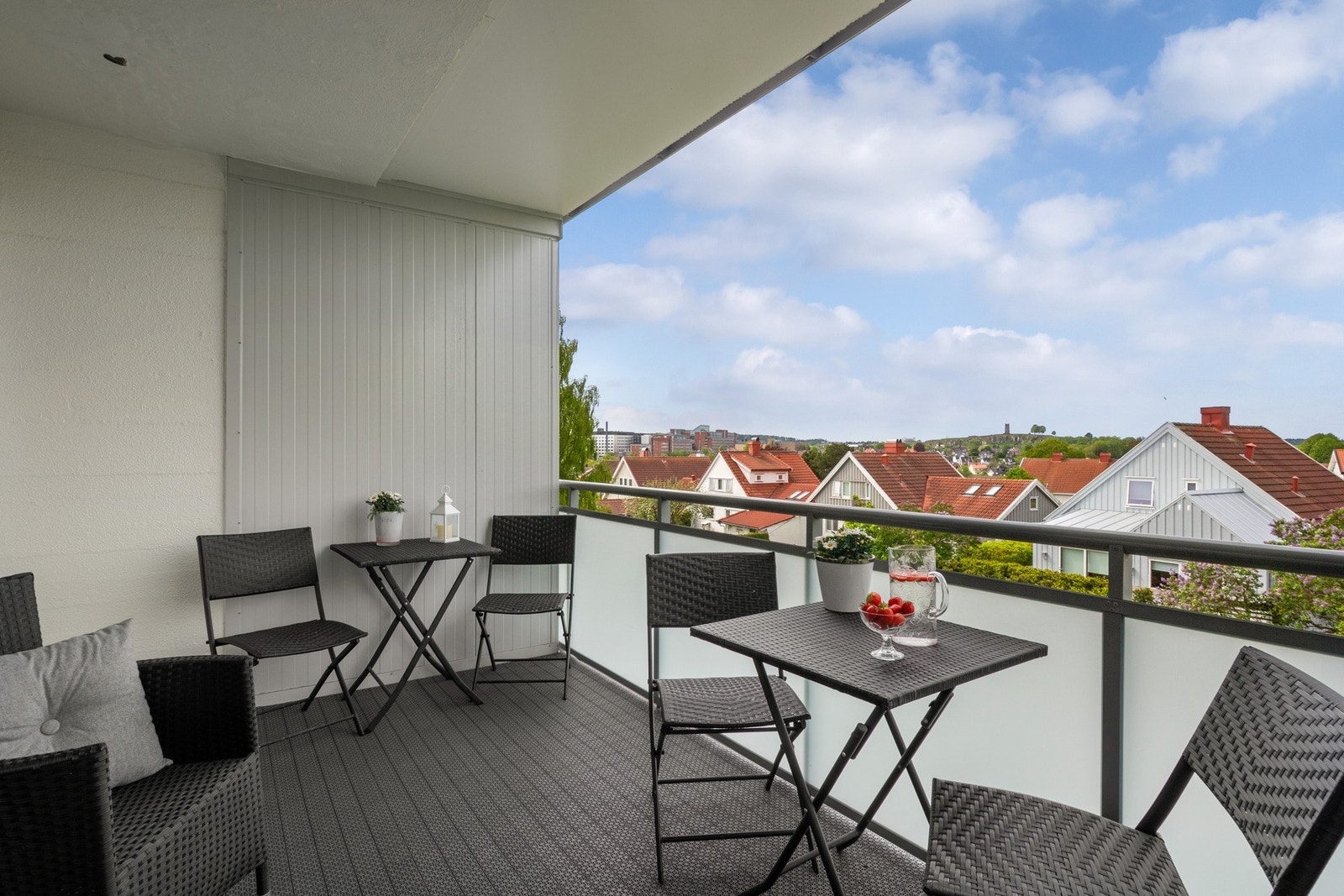 Stor og solrik balkong Galleribilde