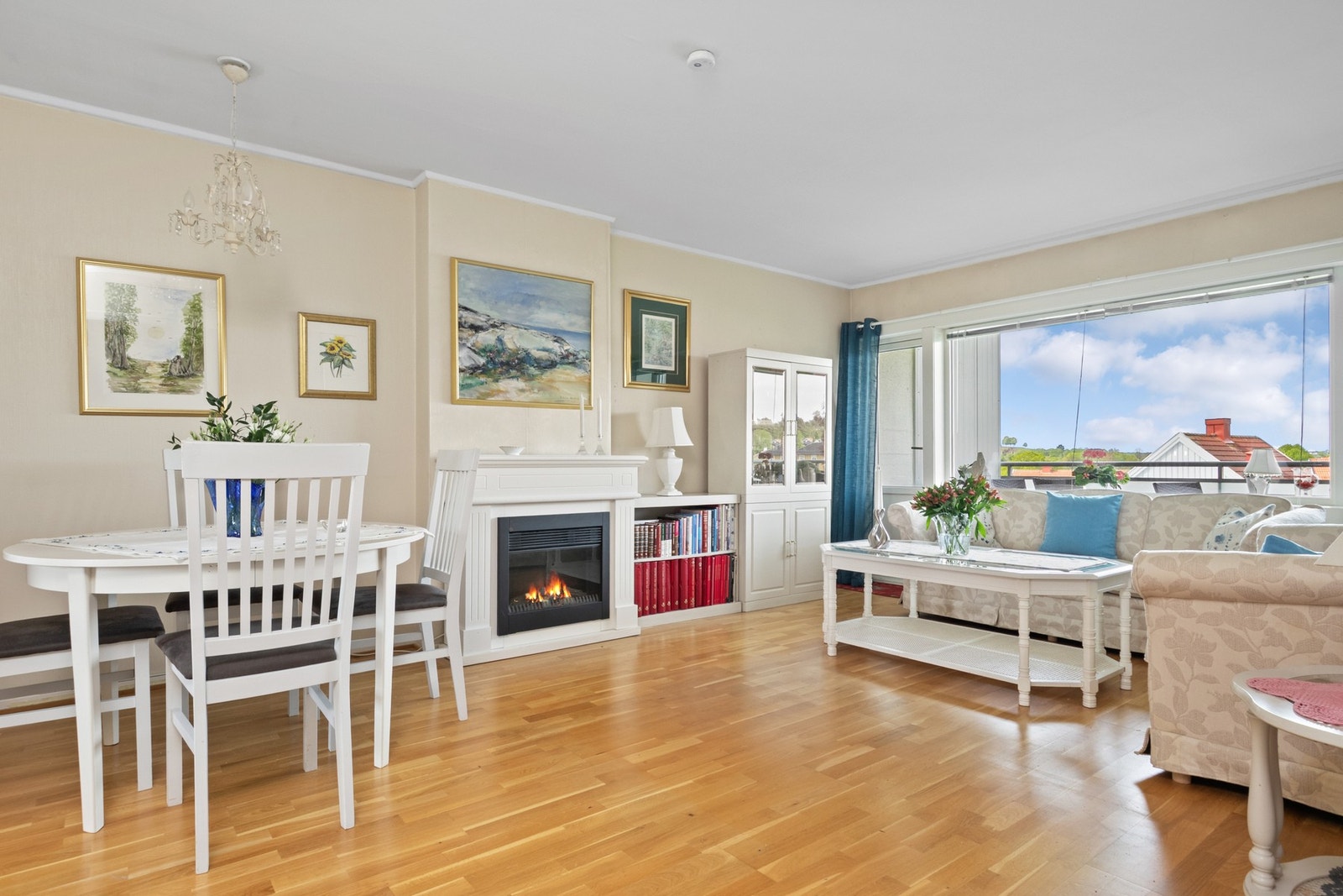 Trivelig oppholdsrom med god plass til både sofakrok og spisegruppe Galleribilde