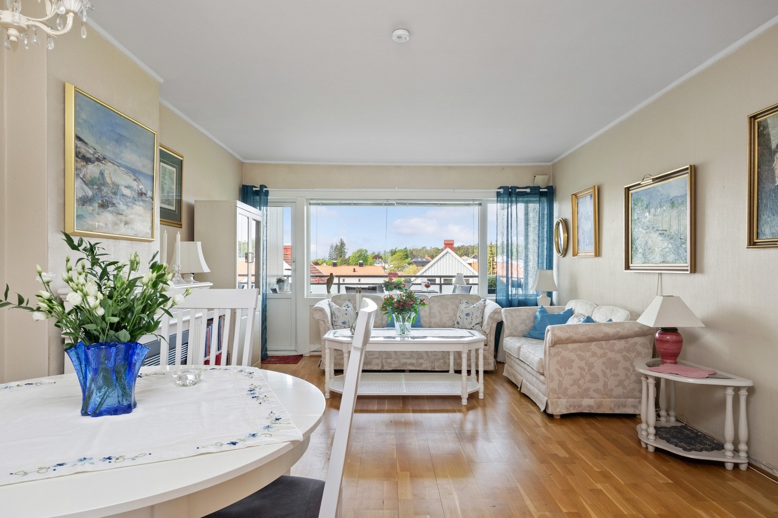 Åpen og sosial planløsning med rom for gjester og hverdagsliv Galleribilde