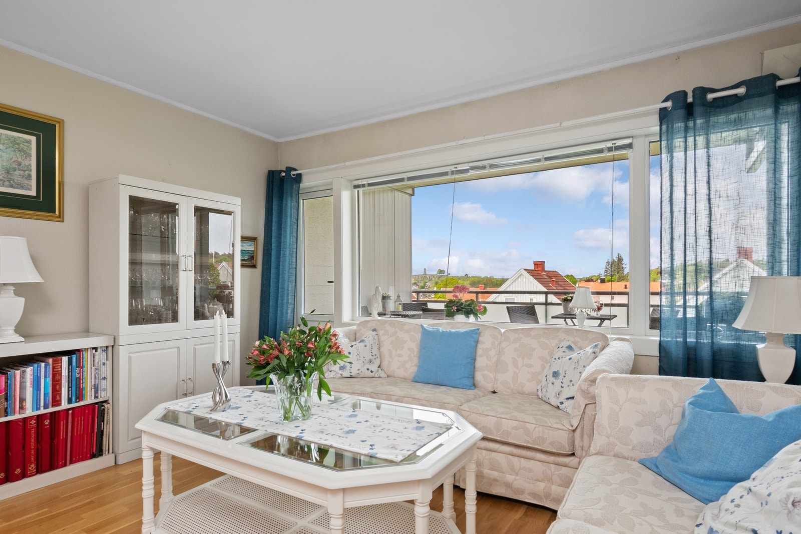 Lys og luftig stue med store vindusflater og utgang til solrik balkong - her nyter du både utsikten og dagslyset. Galleribilde