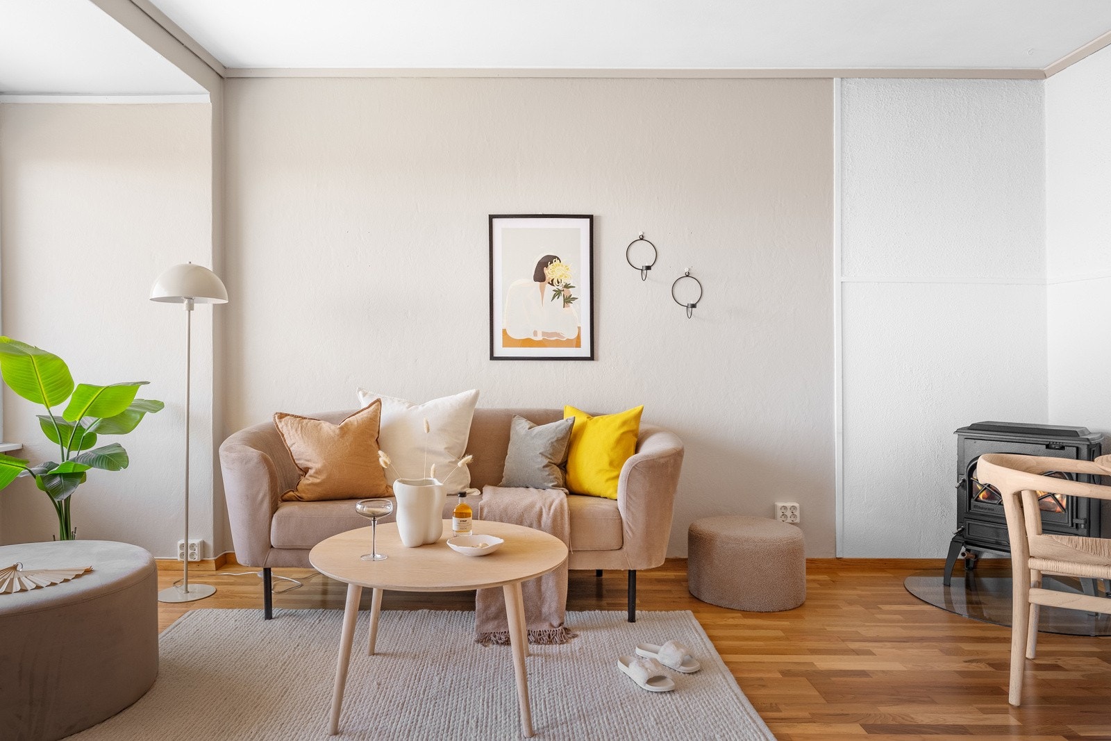 Legg merke til hvor god pass det er til å møblere i denne stuen. Galleribilde