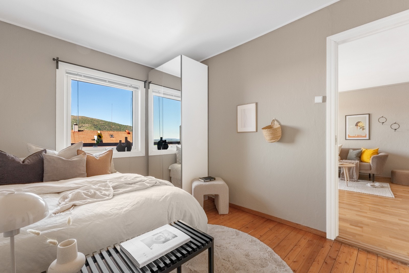 Her er det god plass til både seng, skrivepult og garderobe. Galleribilde