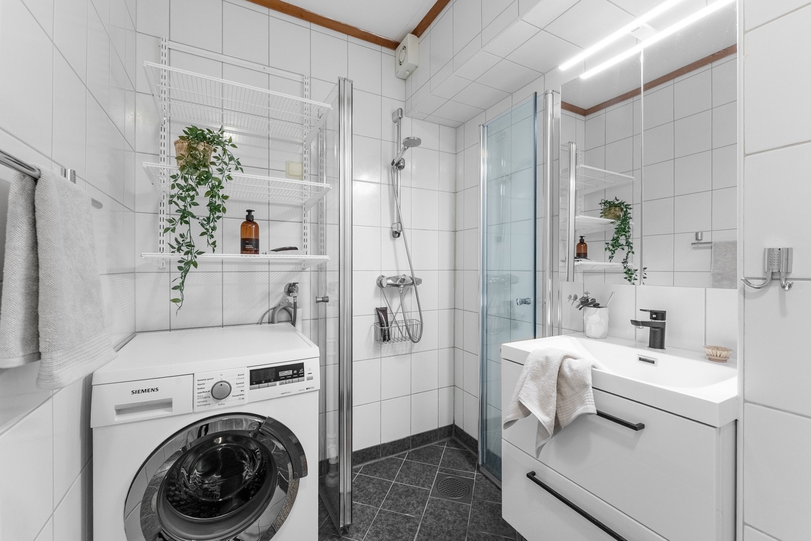 Badet i boligen er fra starten av 2000 tallet, men baderomsinnredningen er tatt i 2023. Galleribilde