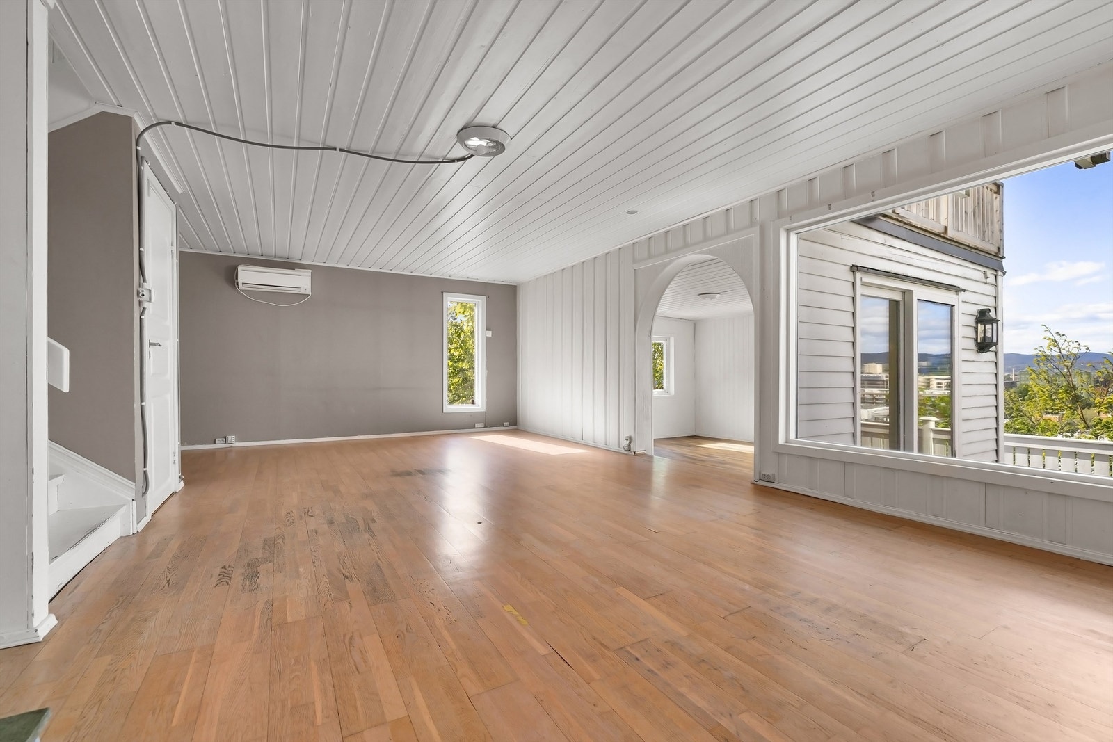 Her er det god plass til å innrede med en romslig sofagruppe og tv-seksjon. Boligen har behov for totalrenovering Galleribilde