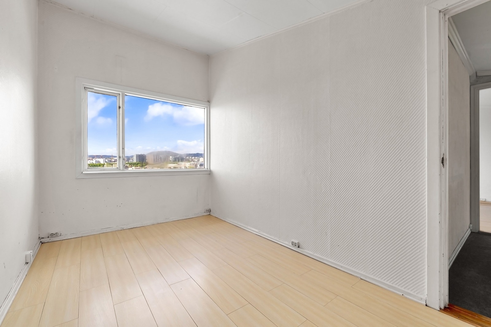 Boligens andre soverom er også av god størrelse og egner seg godt som både barnerom, gjesterom eller kontor Galleribilde