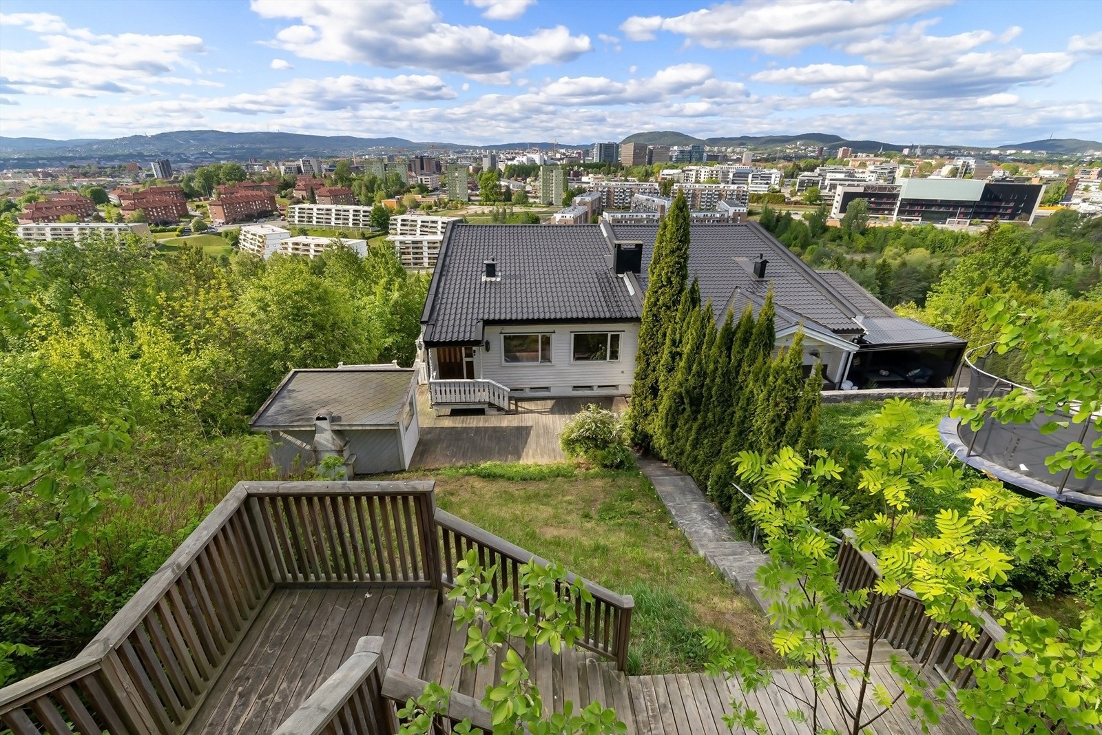 Hyggelig inngangsparti hvor du hver dag kan få et glimt av denne fantastiske utsikten! Galleribilde