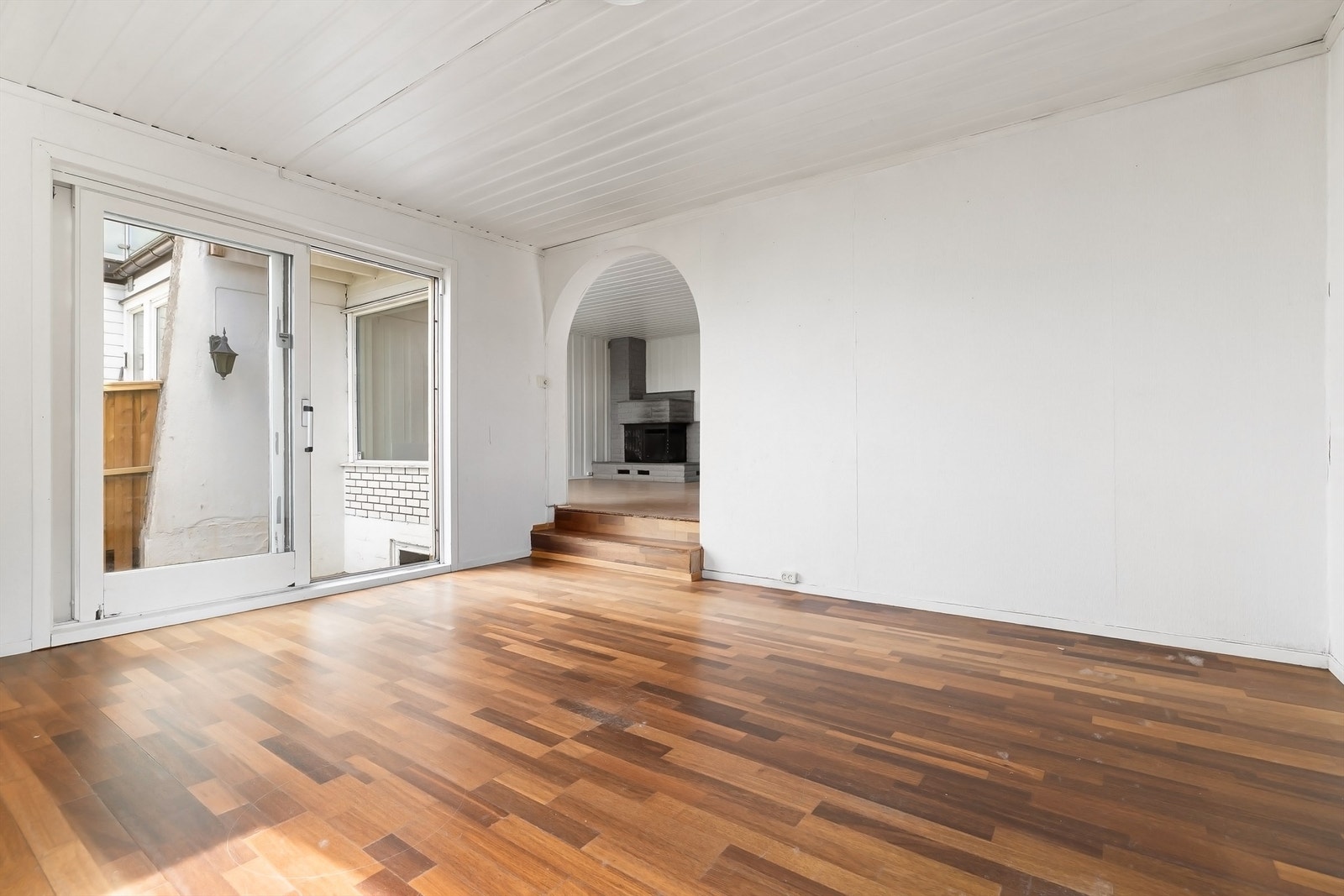 Fra spisestuen er det utgang til boligens store uteområder Galleribilde