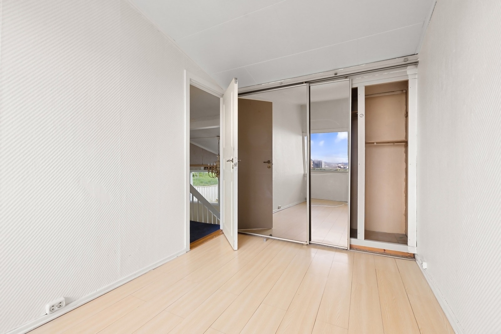 Det er montert skyvedørsgarderobe på begge soverom Galleribilde