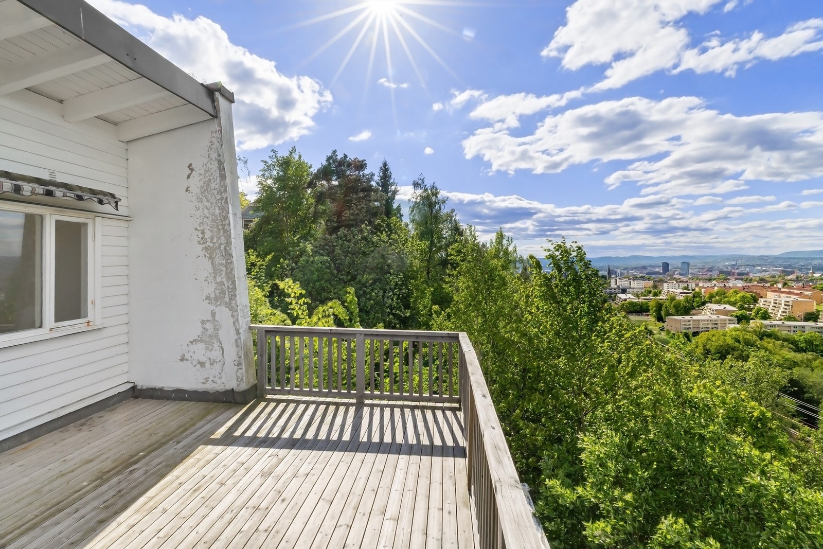 Balkongen ligger fint til med flotte solforhold Galleribilde