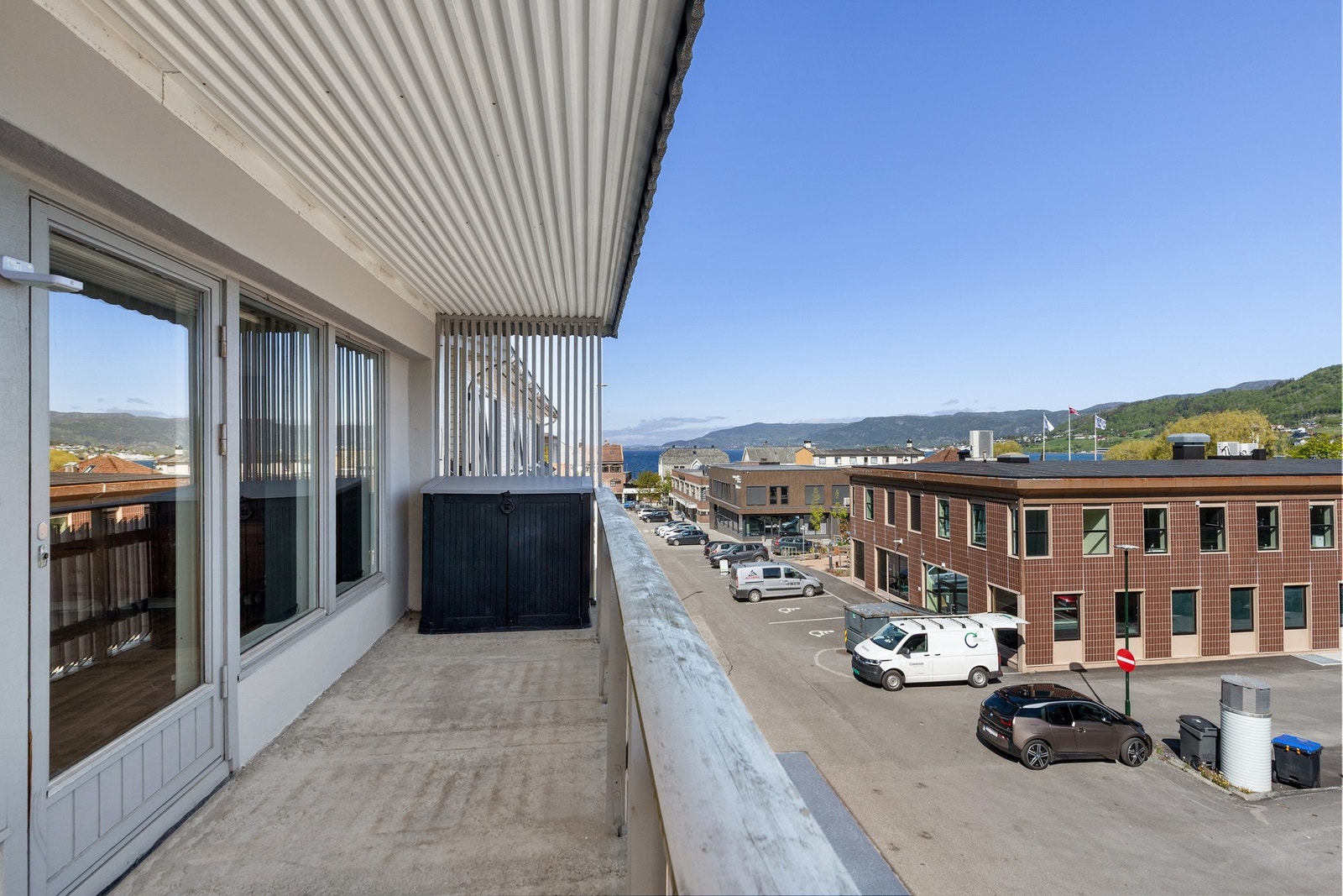 Fra stuen er de utgang til balkong på ca. 12 kvm. Galleribilde