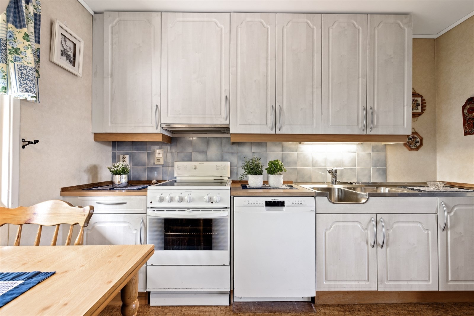 Samtlige hvitevarer medfølger handelen, inkludert frittstående kjøleskap Galleribilde