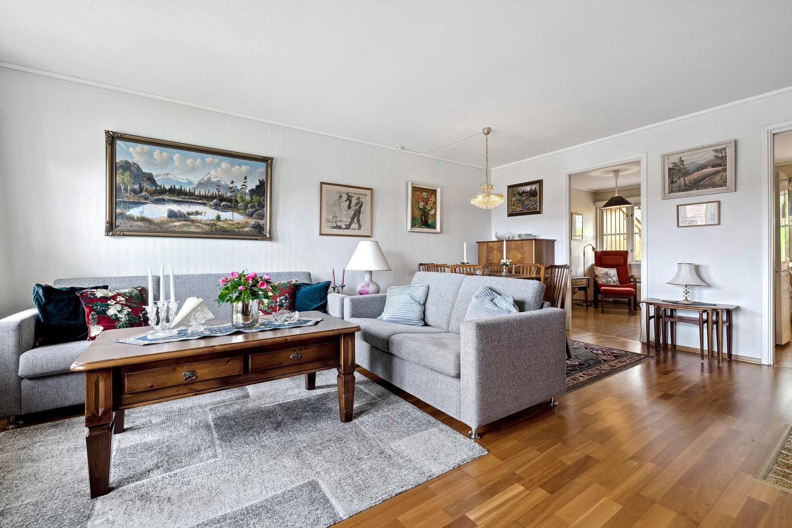 Stuen har god plass til tilhørende møblement Galleribilde