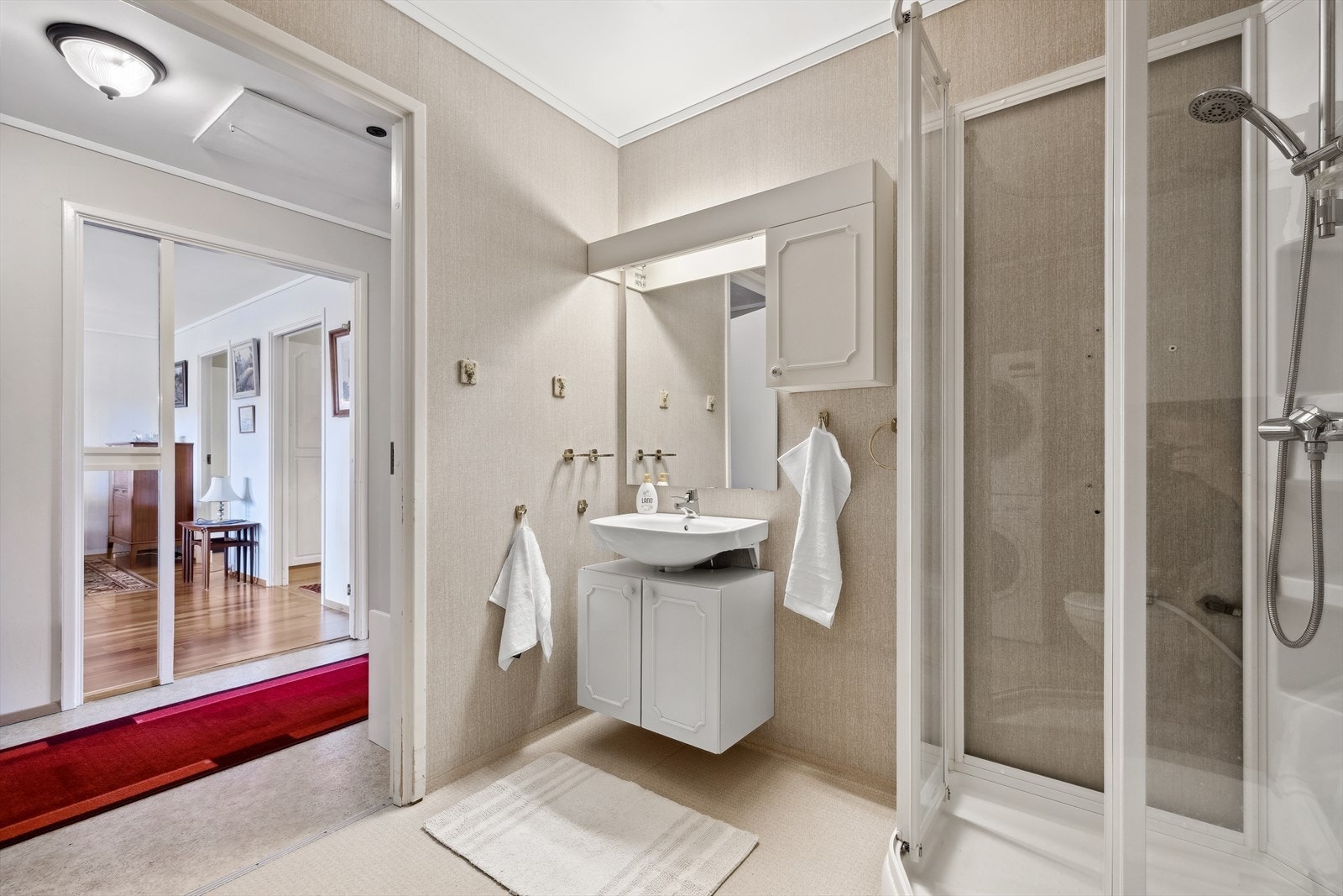 Sanitærutstyr bestående av dusjkabinett, toalett, servant med servantskap, skyllekar og opplegg til vaskemaskin. Galleribilde