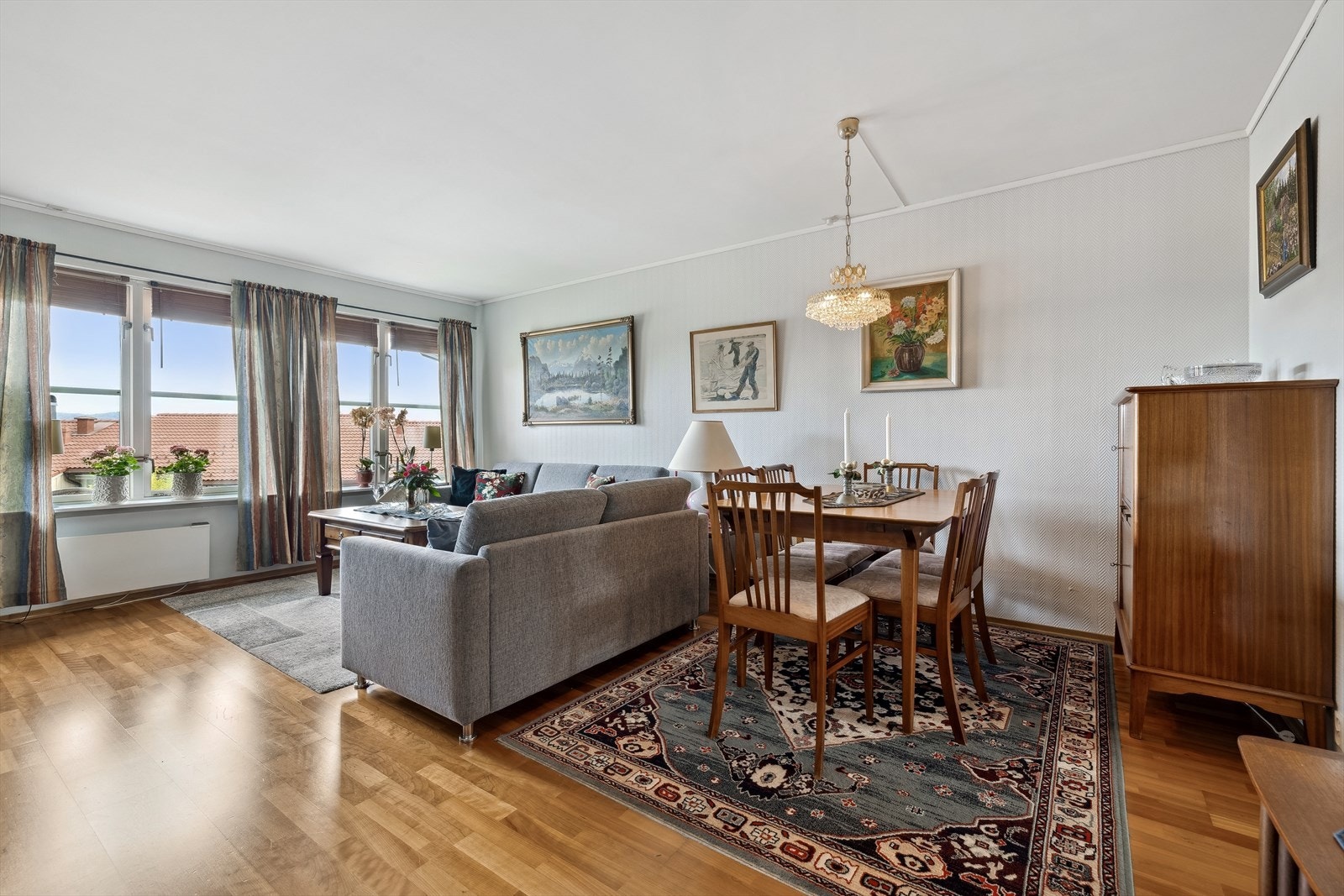 Pen og romslig stue Galleribilde