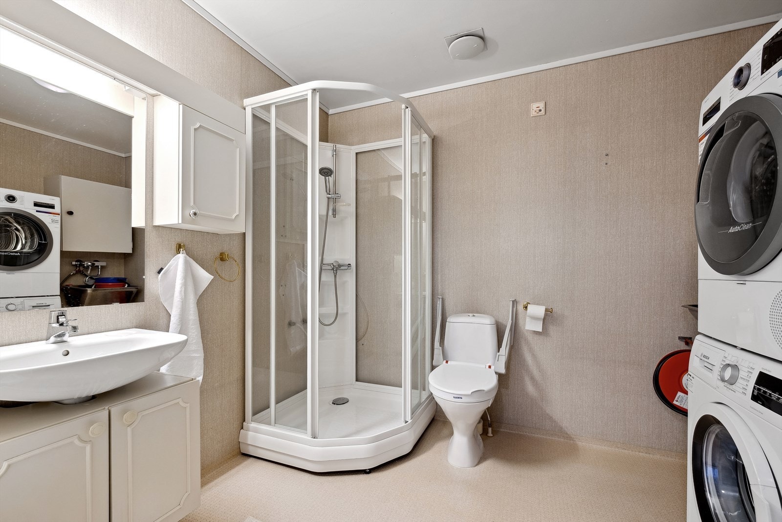 Eldre baderom med varme i gulv Galleribilde