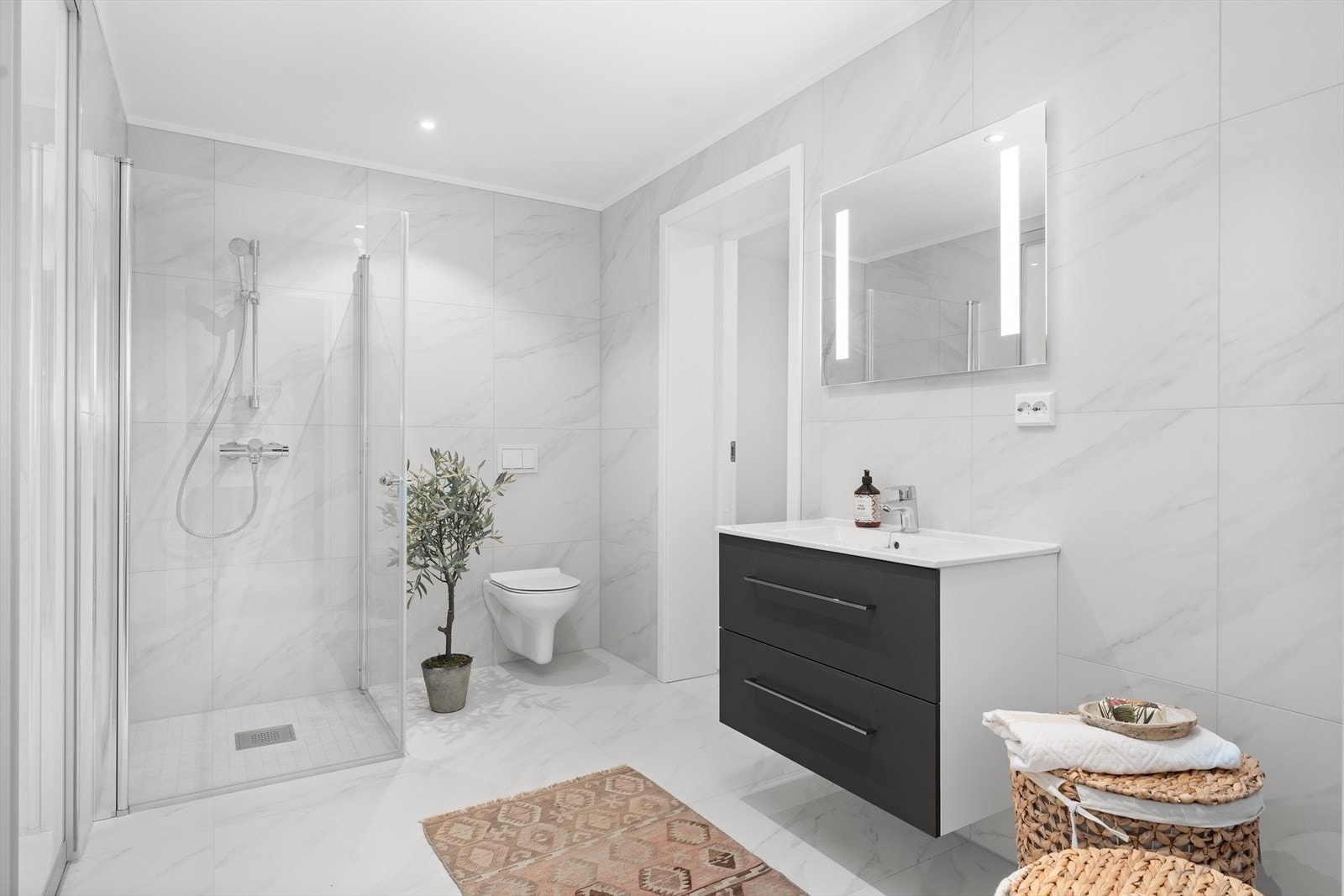 Flisalgt bad med servant, wc og dusjnisje Galleribilde