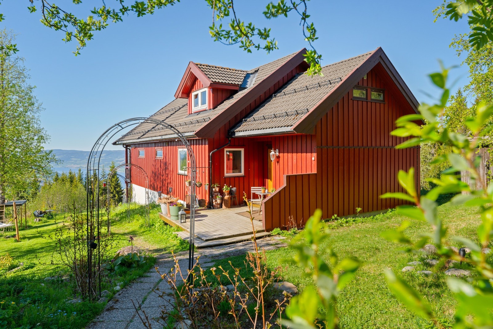 Beliggende i landlige og hyggelige omgivelser med flott utsikt over Mjøsa og Lillehammer. Galleribilde