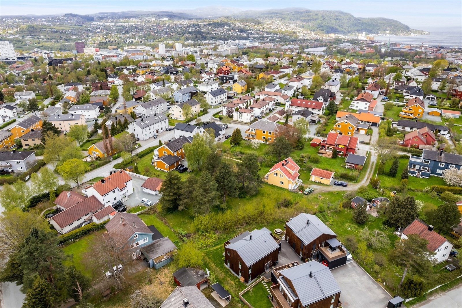 Velkommen til Knudssøns Gate og denne herlige boligtomten på 500 kvm. Tomten ligger i et veletablert og etterspurt boområde på Tyholt/Berg, kjent for sin sentrale beliggenhet. Galleribilde