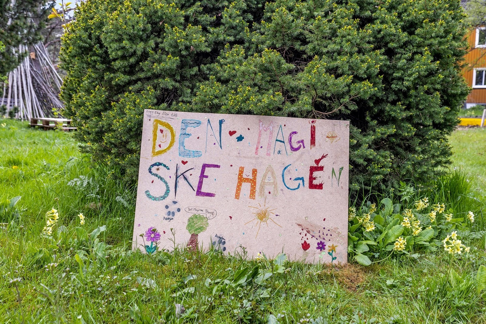 Ved den bebygde tomten (gule huset) er det et inkluderende initiativ for barn , hvor de får muligheten til å skape sin egen lille hage. Her kan de dyrke grønnsaker, lære om naturens kretsløp og bidra til et levende og bærekraftig nærmiljø. Galleribilde