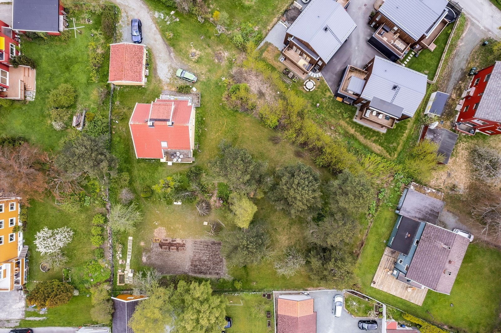 Situasjonsbilde. Tomten ligger i en blindvei, perfekt for barnefamilier. Adkomsten til eiendommen er sikret ved fradelingen av tomten. Galleribilde