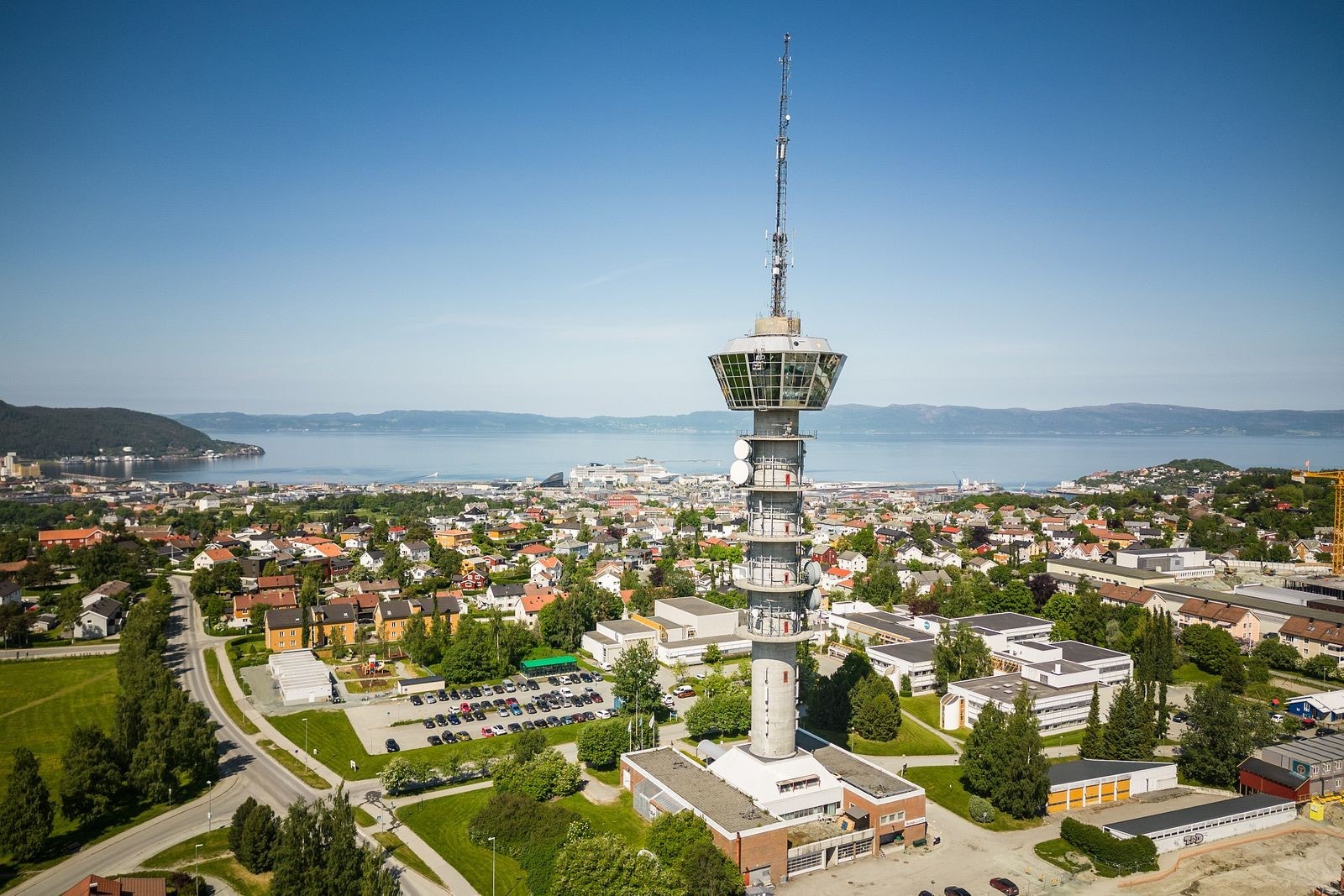 Tomten har en sentral beliggenhet med kort vei til alle nødvendige servicefasiliteter - og ikke minst det kjente landemerket Tyholttårnet. Galleribilde