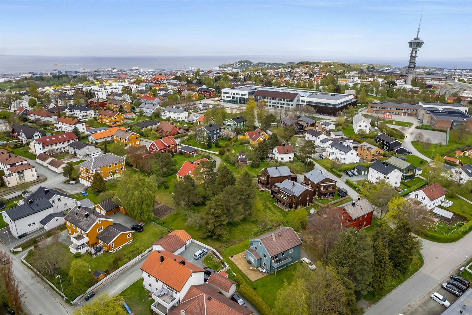 Tomten ligger flott til i enden av en blindvei. En slik tomt er sjelden vare i dagens eiendomsmarked. Galleribilde