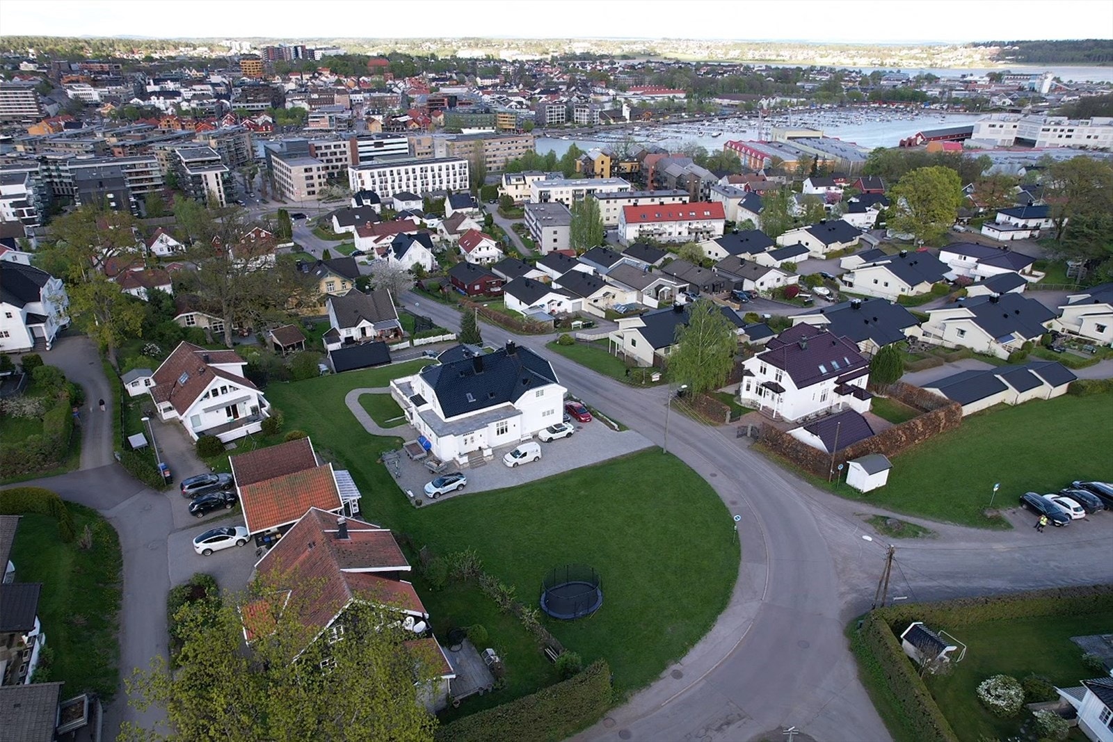 Den selveiede hjørnetomten, som i følge matrikkelkart er på 670,20 m². Den ligger åpen og solrikt med potensiale for flott utsikt fra fremtidig bebyggelse, alt avhengig av plassering og høyde på bebyggelse. Galleribilde