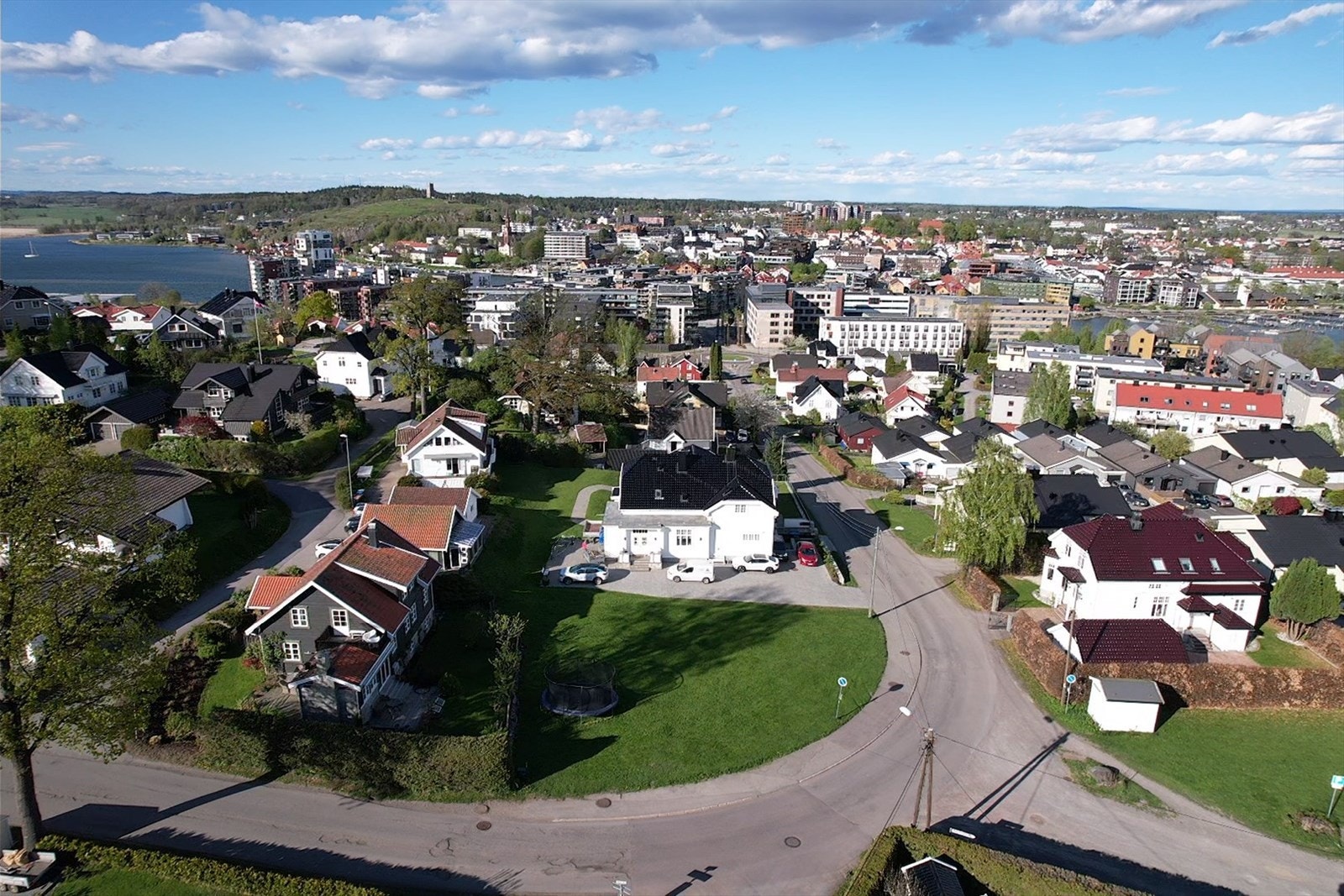 Det er noe som skjer når man svinger av øverst i Sundveien og kjører inn til boligtomten i nummer 37! Sundveien er en selveiet boligtomt på 670 m². Det er flott utsikt over byen og fint utsyn til Byfjorden. Galleribilde