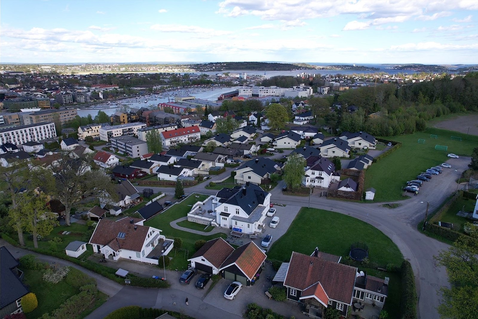 At den eiendommen ligger som hjørnetomt gjør den ekstra lys og luftig med tanke på avstand til flere av naboeiendommene. Galleribilde