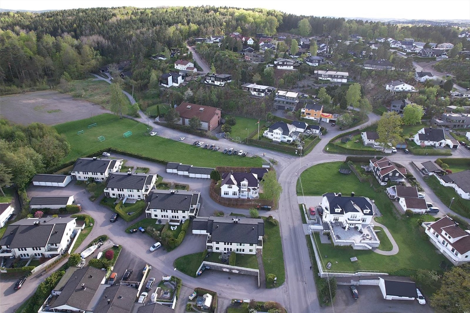 Dette er virkelig eiendommen for deg som vil bo bynært! Eiendommen har en svært sentralt beliggenhet på Kaldnes/Valhalla med utsikt over Byfjorden, deler av Tønsberg by og Slottsfjellet. Galleribilde