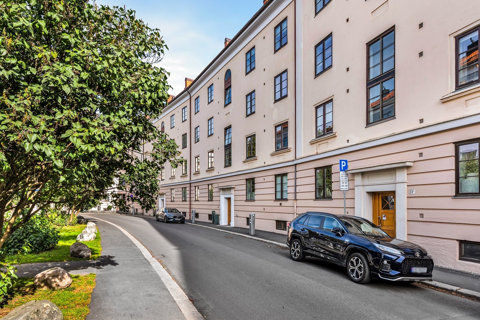 Trafikkstille gate uten gjennomgangstrafikk. Beboerparkering og lademuligheter rett på utsiden. Galleribilde