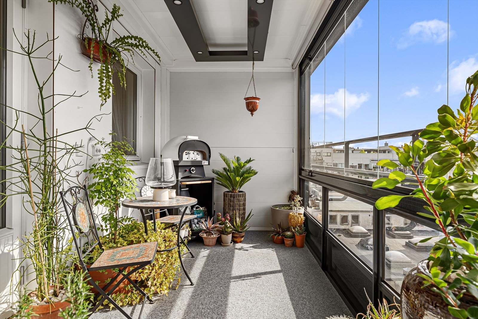 Solrik og usjenert inneglasset balkong med fin utsikt Galleribilde