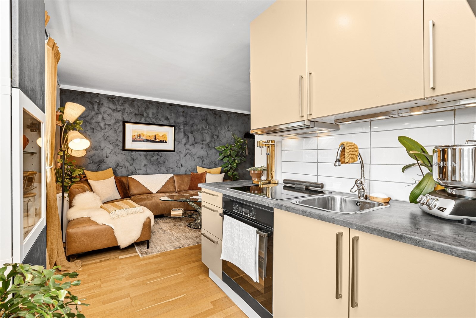 Pent kjøkken med integrert stekeovn og koketopp Galleribilde