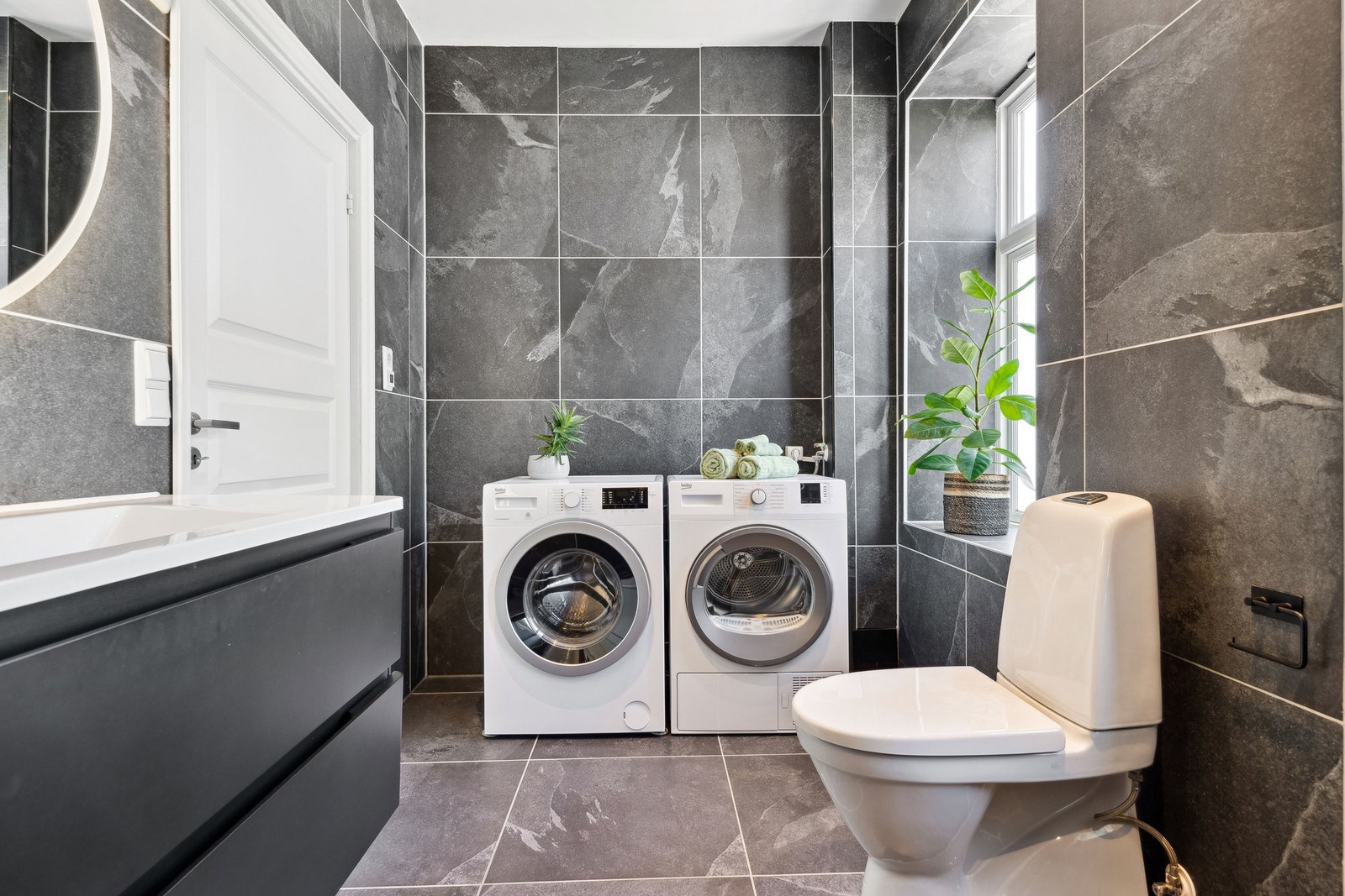 Badet er utstyrt med både vaskemaskin og tørketrommel. Gulvvarmen styres via en integrert, termostat som er koblet til Tibber. Kan også enkelt styres manuelt om ønskelig. Galleribilde