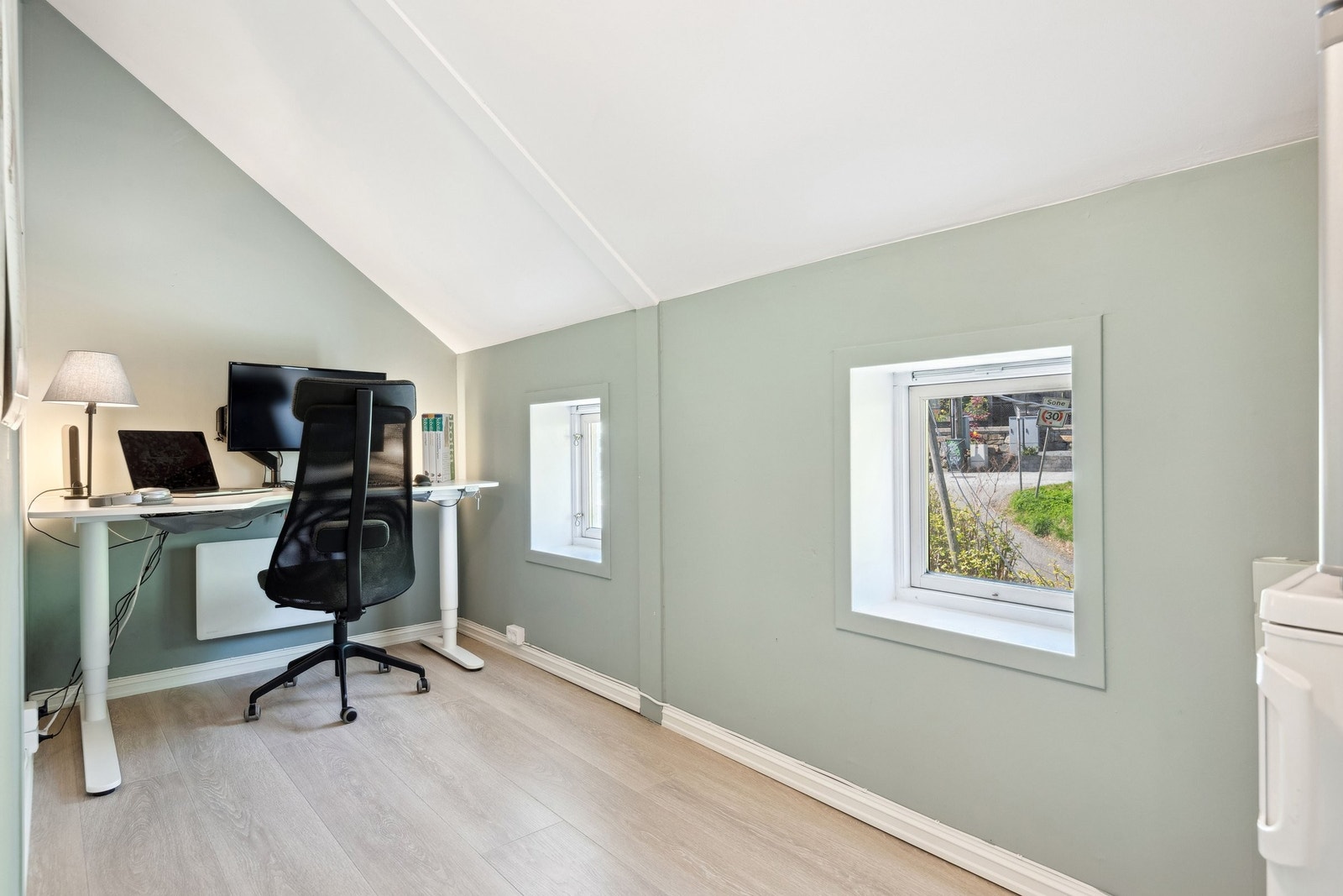 Ekstra rom som i dag benyttes som hjemmekontor og som gjesterom. Lyst og trivelig med to vinduer og god plass til skrivebord eller seng. Galleribilde