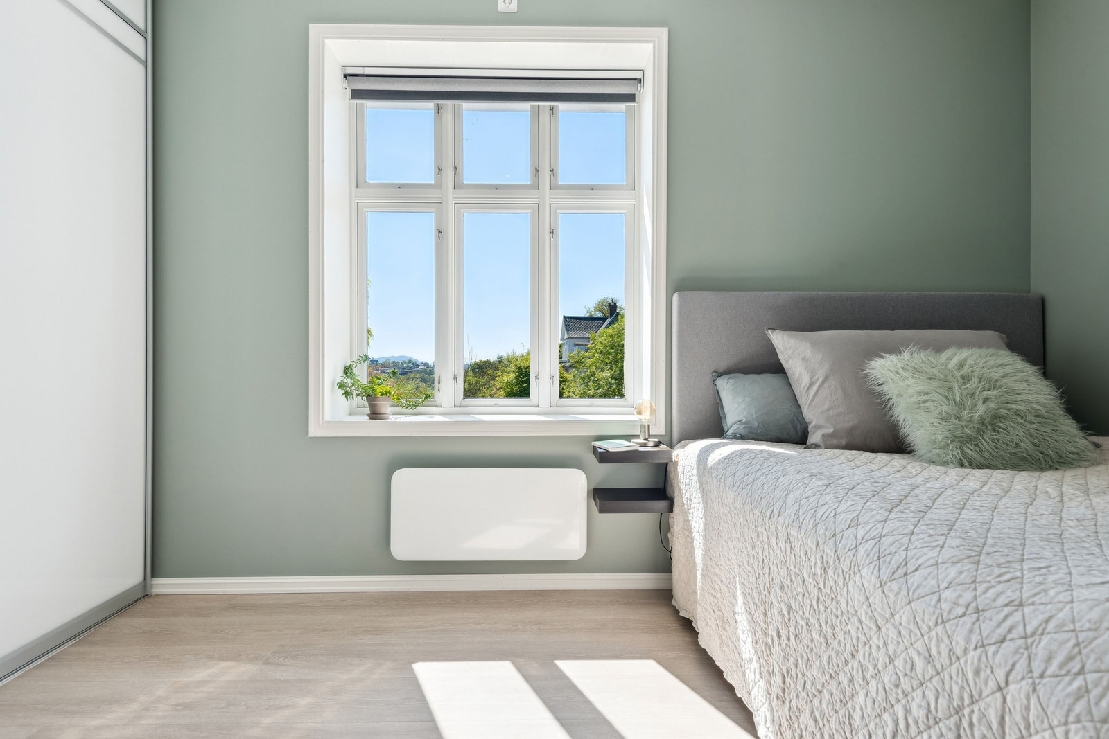 Soverom nummer to er lyst og innbydende med behagelige fargetoner, integrert skyvedørsgarderobe og et stort vindu som gir mye utsikt og naturlig lys.
Et perfekt barnerom/gjesterom. Galleribilde