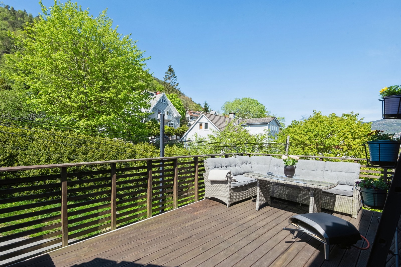 Romslig terrasse på ca. 16 kvm med sol fra formiddag til kveld. Terrassen ble pusset opp i 2022 og har god plass til både sofagruppe, grill og planter. Galleribilde