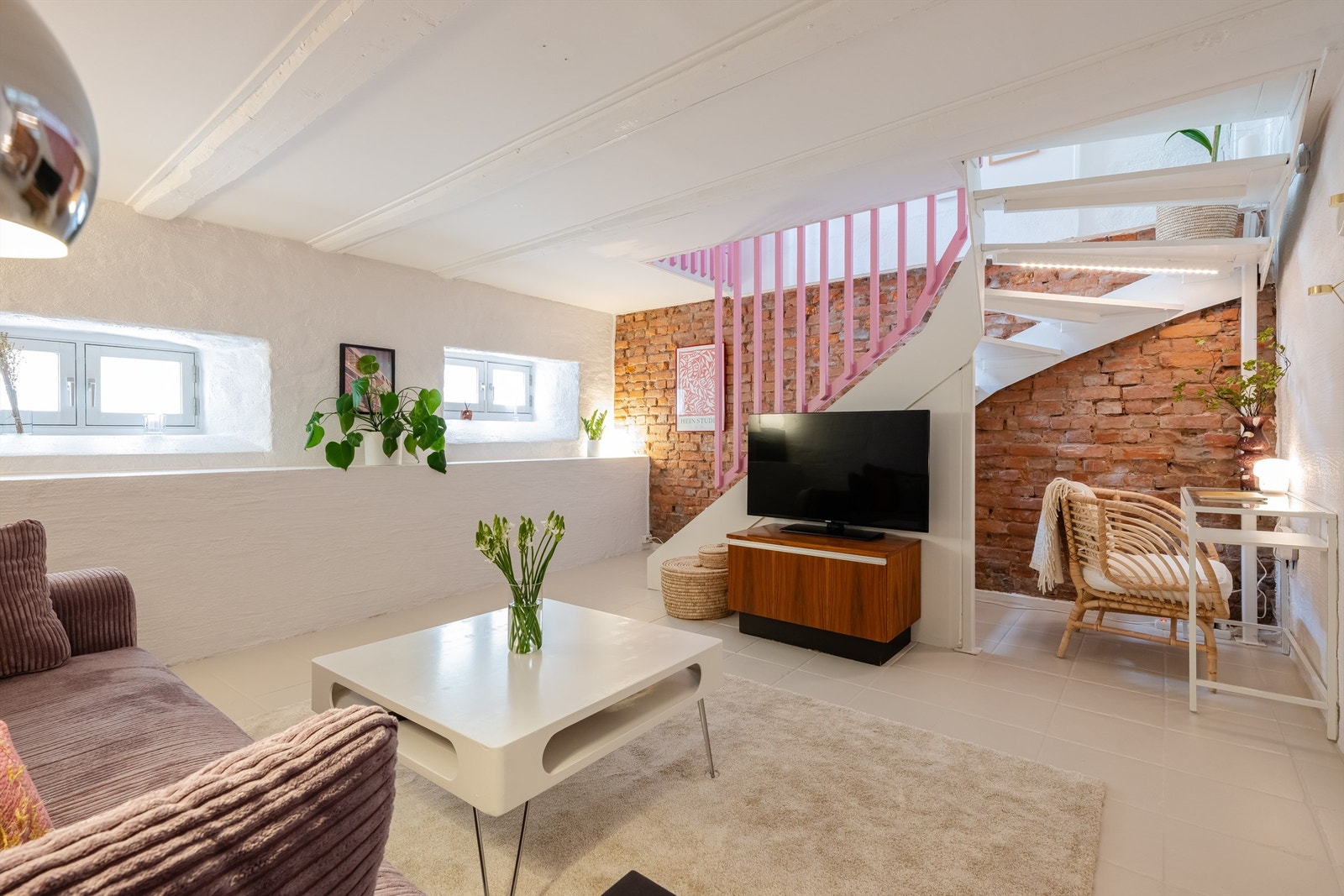 Underetasjen er i dag innredet som kjellerstue med sofa, tv og kontorplass. Galleribilde