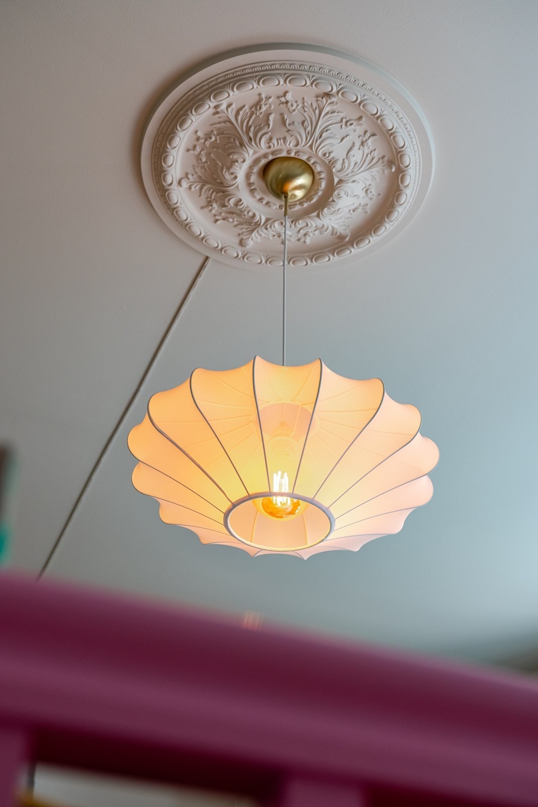 Brede karmer og listverk samt rosett i stue og på soverom. Galleribilde