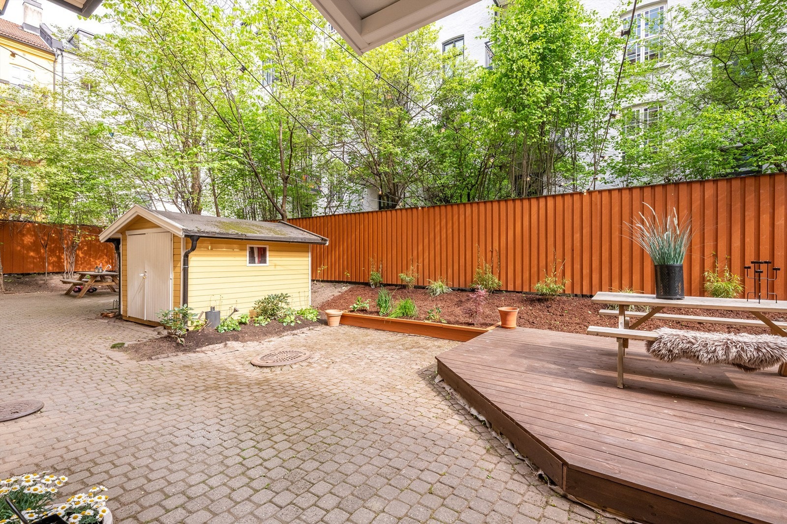 Bakgård. Galleribilde