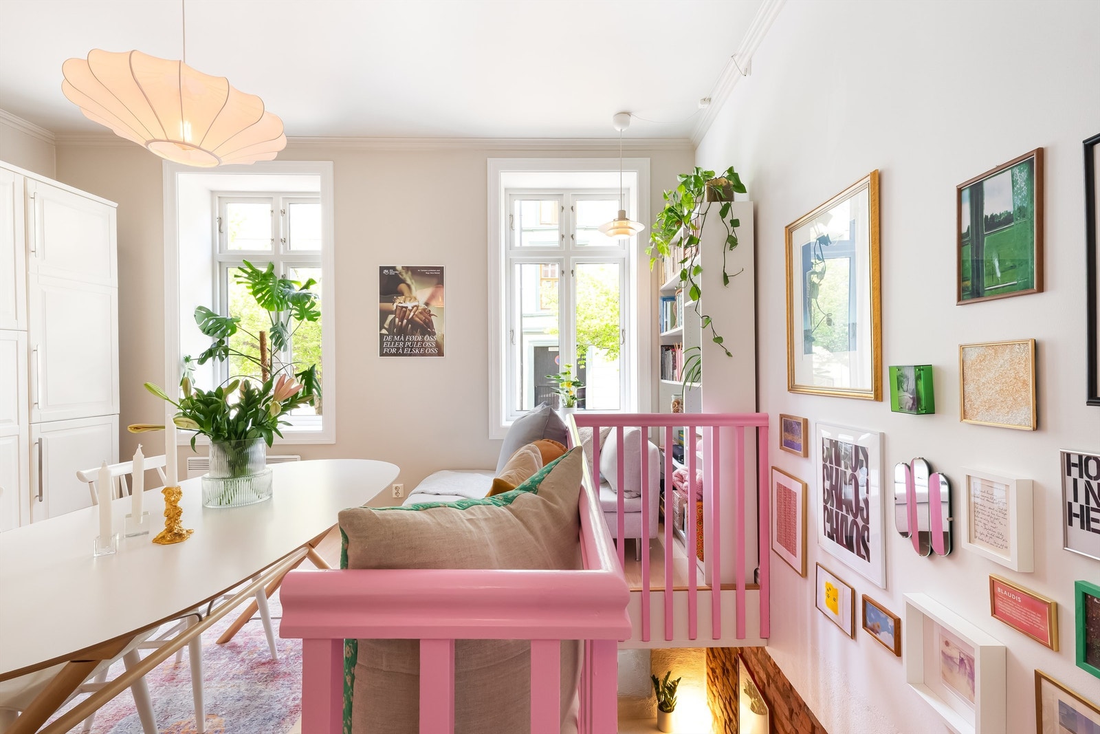 En lys og gjennomgående 2-roms over to plan med mye klassisk sjarm! Galleribilde