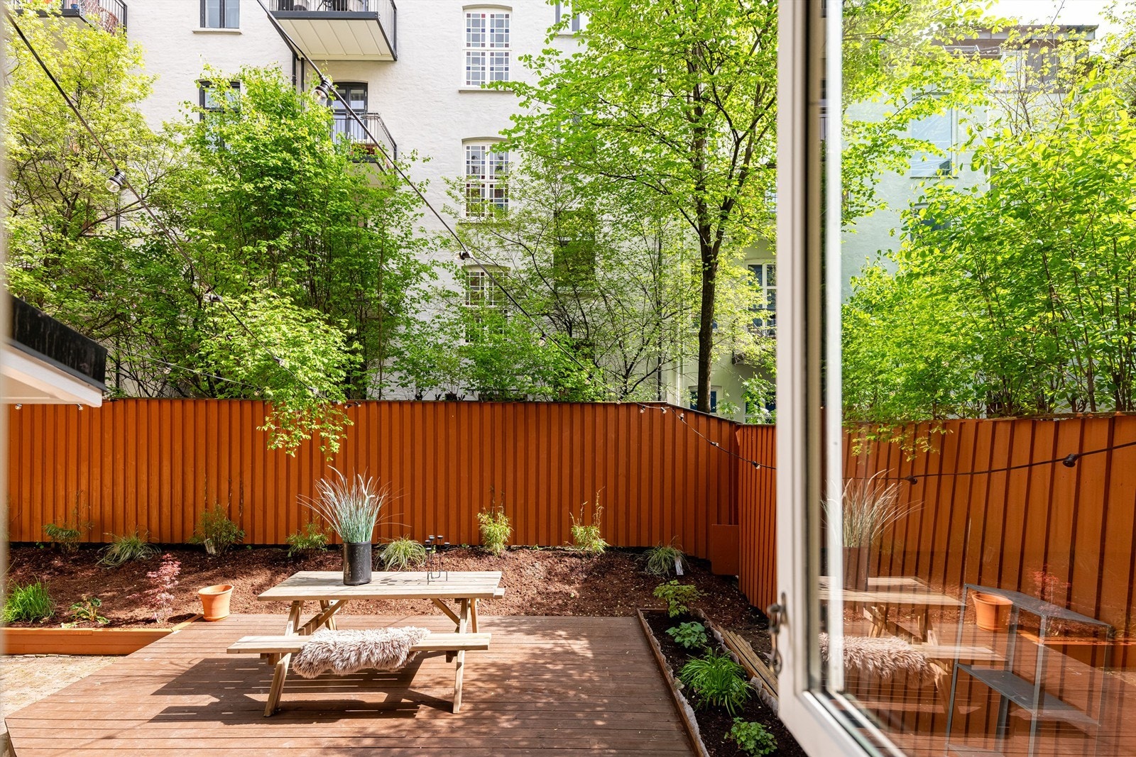 Bakgården er nylig oppgradert med beplantinger og felles sittegruppe. Galleribilde