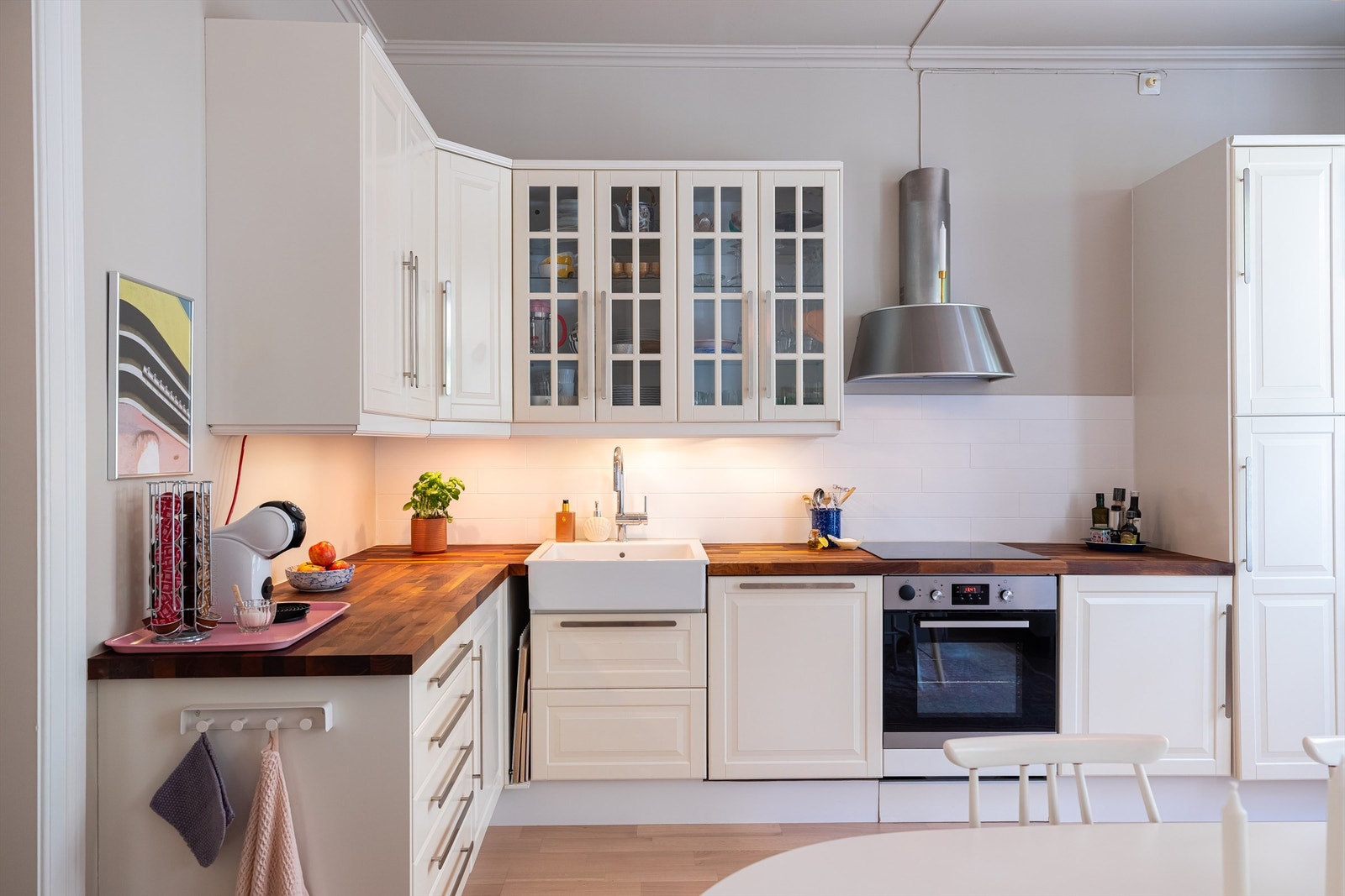 Innholdsrikt kjøkken fra 2012 (IKEA) med profilerte fronter som kler resten av leiligheten. Galleribilde