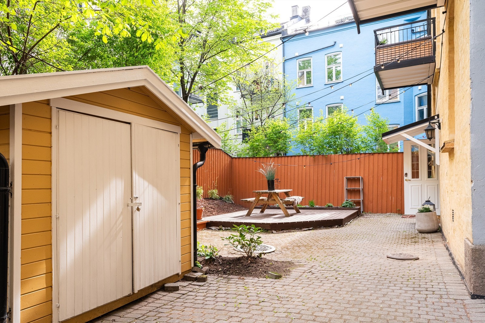 Bakgård. Galleribilde