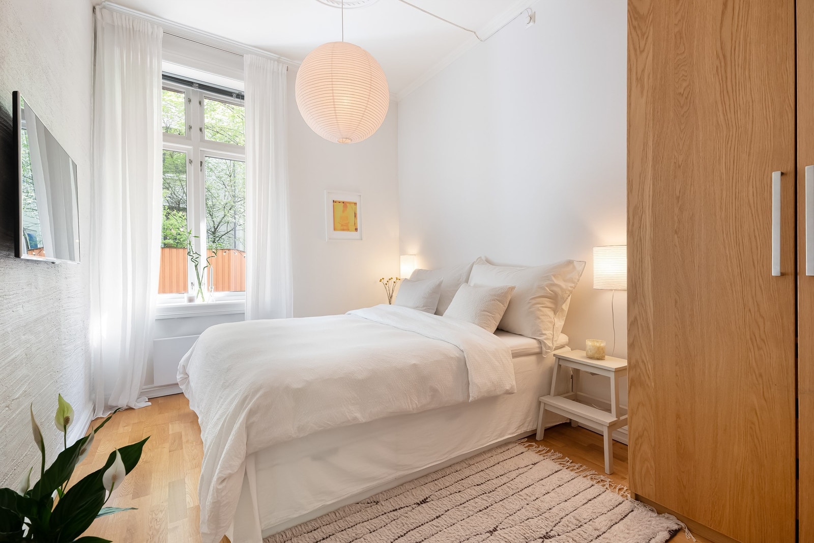 Svalt og romslig soverom som vender ut mot en trivelig bakgård som i nyere tid er beplantet og godt vedlikeholdt. Galleribilde