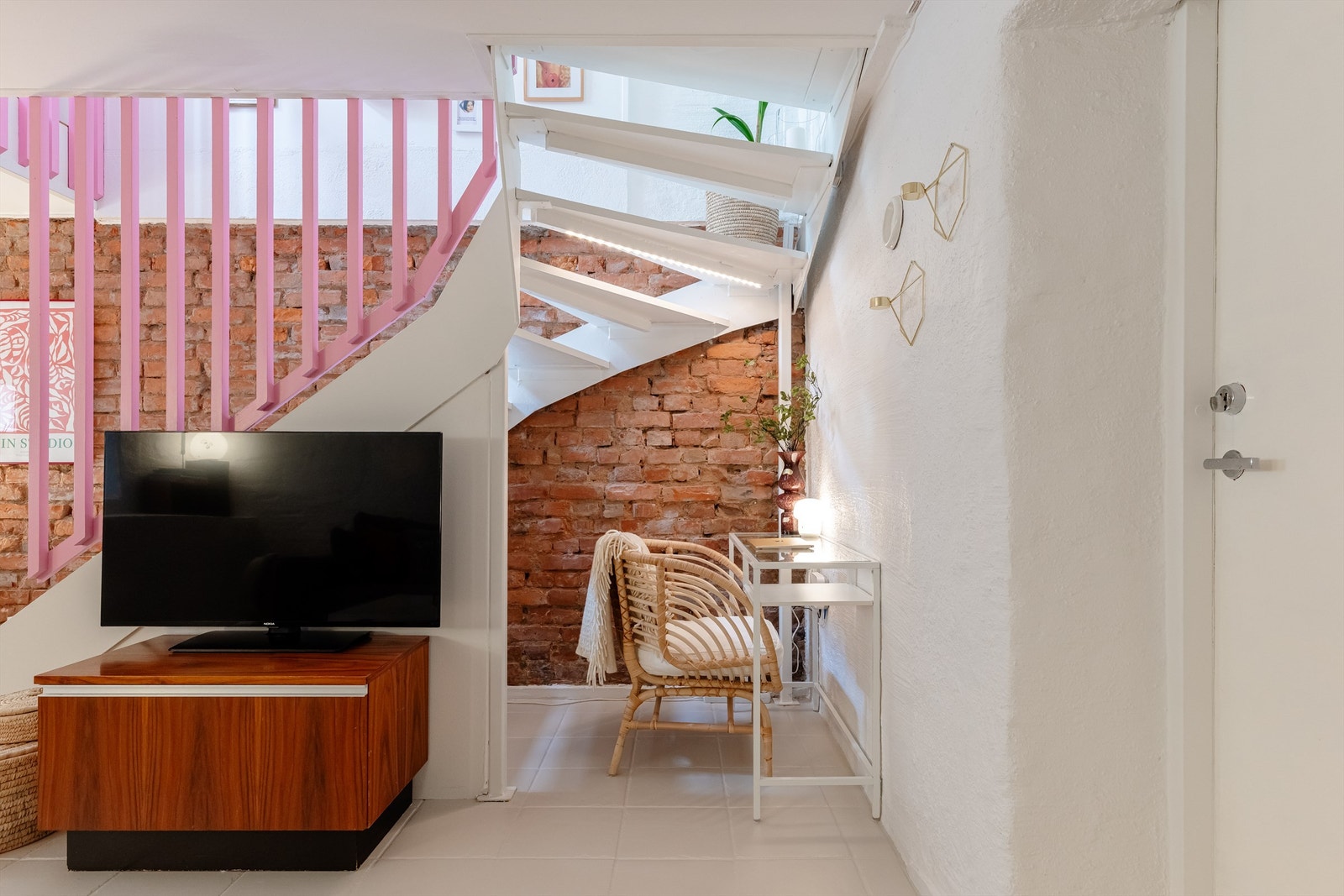 Teglstein setter et stilfullt preg til rommet. Galleribilde