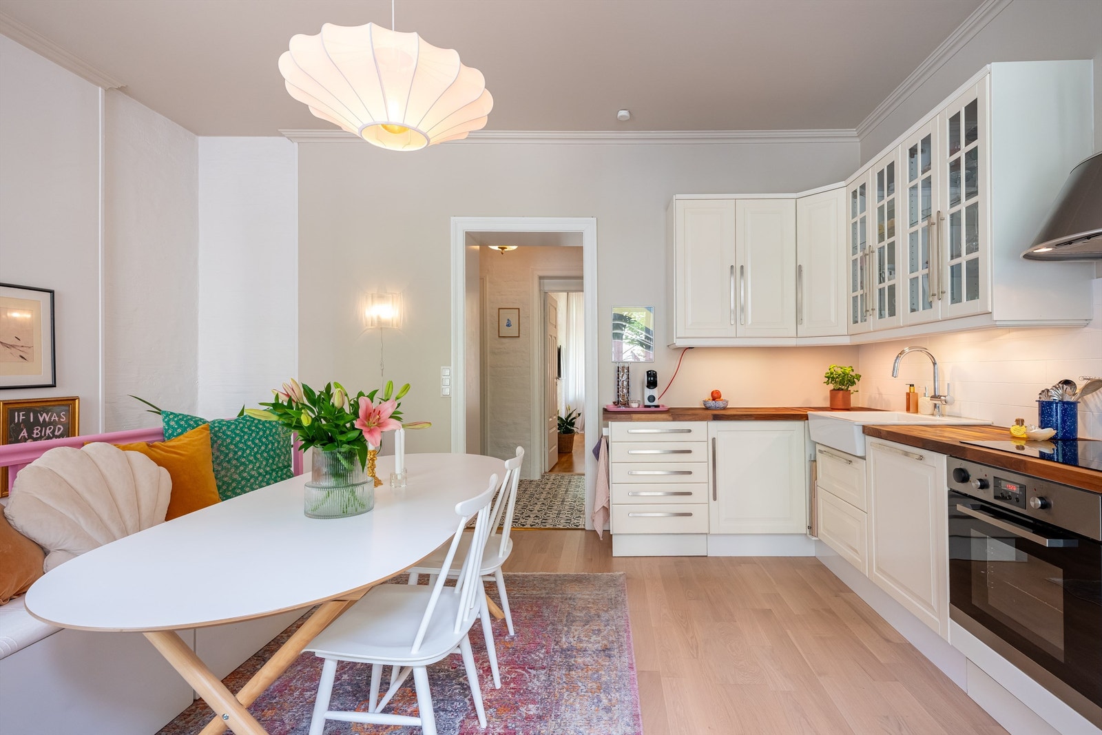 Dette i kombinasjon med lysmalte vegger og generøs takhøyde på nesten 3 meter skaper en særdeles god og luftig atmosfære. Galleribilde