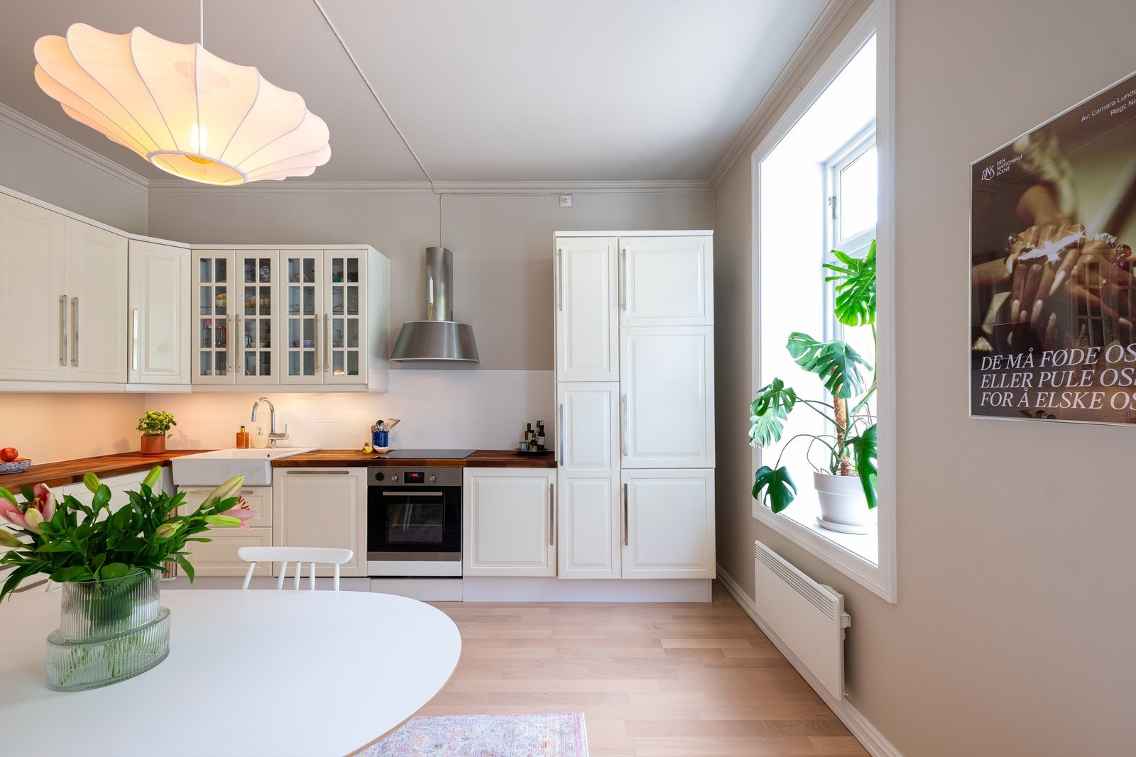 Det er store vindusflater og dype karmer som slipper inn godt med naturlig lys. Galleribilde