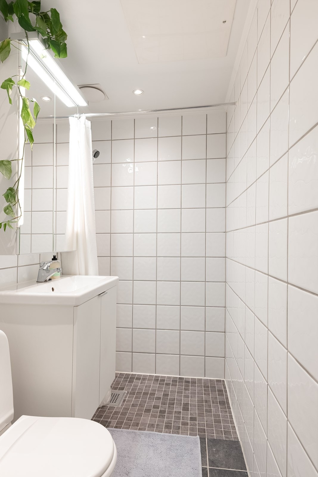 Tidløst bad fra 2003 (iht. tidligere salgsoppgave) med varmekabler i gulv. Galleribilde