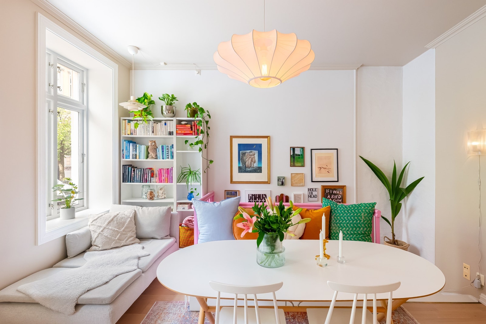 Leiligheten ligger i høy 1.etg i brosteinbelagt og enveisskjørt miljøgate på Tøyen. Galleribilde